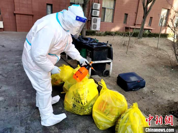 給垃圾做消殺?！¤F西區(qū)委宣傳部 攝