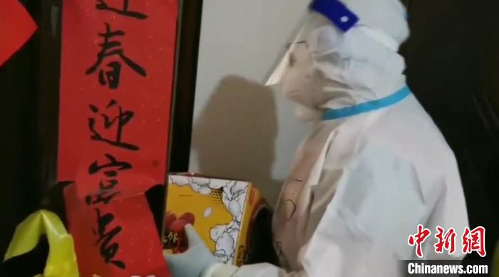 為封閉在家居民送快遞?！¤F西區(qū)委宣傳部 攝
