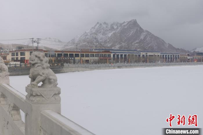 圖為2月5日傍晚時分的西藏阿里獅泉河鎮(zhèn)雪景?！⊥跏啦?攝
