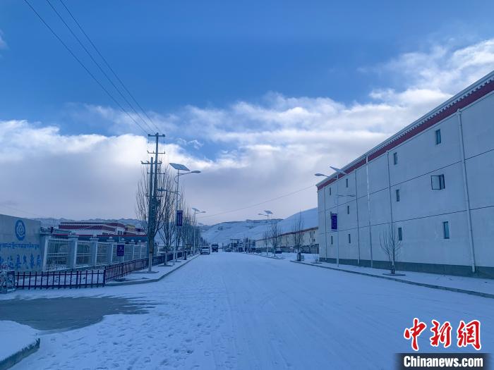 圖為西藏札達(dá)縣街道被積雪覆蓋?！娋?攝