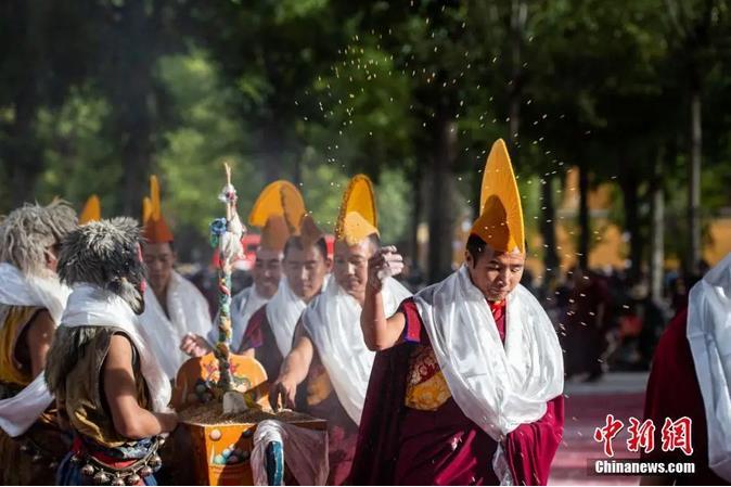 資料圖：扎什倫布寺跳神活動(dòng)結(jié)束后，僧眾依次拋撒“切瑪”盒中的青稞祈福。<a target='_blank' ><p  align=