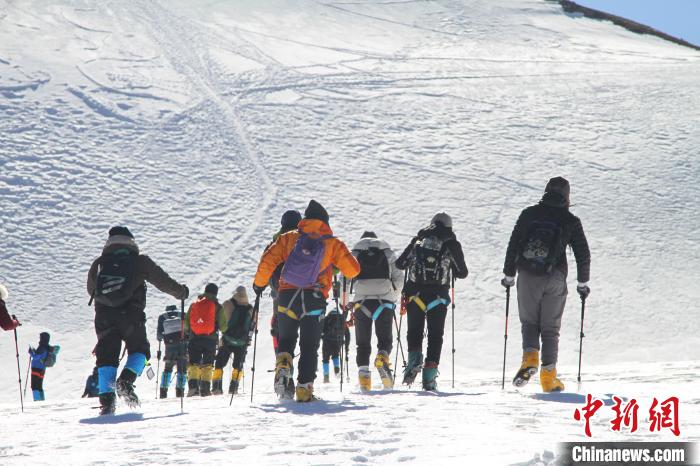 圖為2019年，普通民眾在洛堆峰體驗登雪山活動。資料圖 趙朗 攝