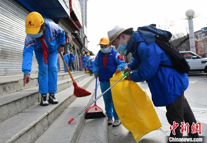 圖為拉薩市小學(xué)生打掃街道?！∝暩聛硭?攝