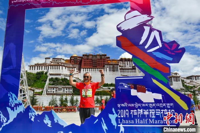 資料圖為2019年8月18日，拉薩舉行半程馬拉松賽?！〗w波 攝