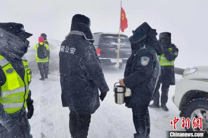 強(qiáng)降雪后，西藏安多縣警方在國(guó)道109線唐古拉山段開展除雪保通工作?！“捕嗫h公安局 供圖 攝
