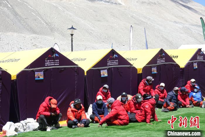 5月9日，登山隊(duì)員在珠峰北坡登山大本營(yíng)歇息?！∪轿木?攝