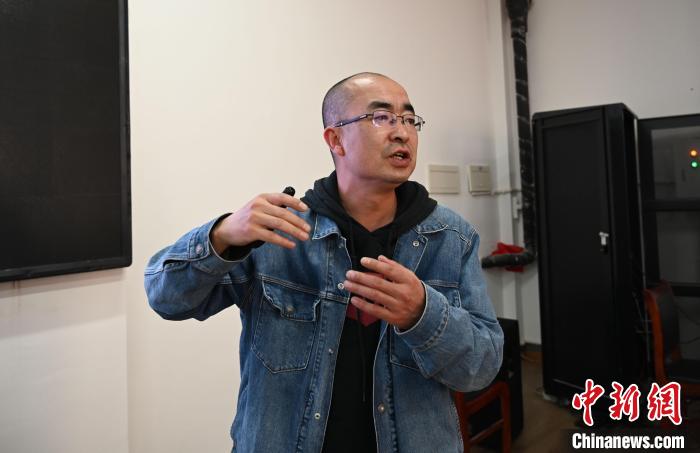圖為西藏大學(xué)教授寧長春授課宣講。