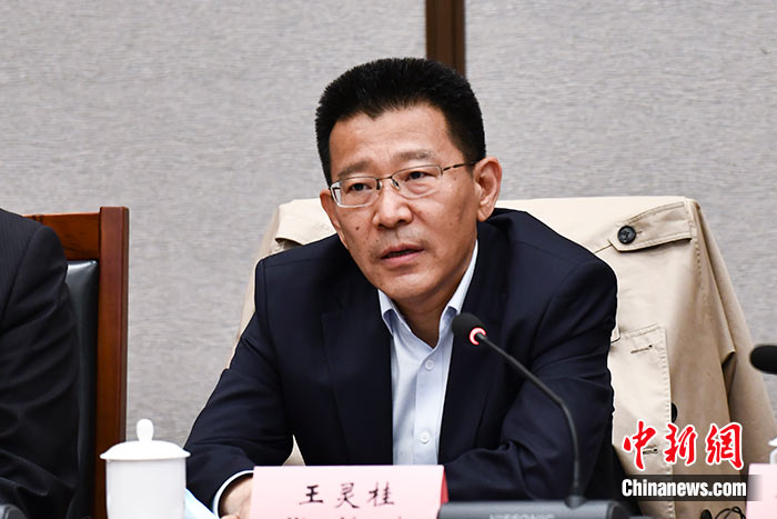 5月16日，由中國(guó)社會(huì)科學(xué)院西藏智庫(kù)、中國(guó)社會(huì)科學(xué)院民族學(xué)與人類學(xué)研究所主辦的第五屆西藏智庫(kù)國(guó)際論壇在北京舉行。中國(guó)社會(huì)科學(xué)院副院長(zhǎng)王靈桂在致辭中表示，今年是西藏和平解放70周年，西藏人民團(tuán)結(jié)奮斗，把貧窮落后的舊西藏建設(shè)成經(jīng)濟(jì)發(fā)展、文化繁榮、社會(huì)進(jìn)步、環(huán)境良好、生活幸福的社會(huì)主義新西藏，西藏歷史上第一次徹底消滅了絕對(duì)貧困，同全國(guó)人民一起，西藏各族人民已經(jīng)走進(jìn)全面建成小康社會(huì)的新時(shí)代，進(jìn)入歷史發(fā)展的新坐標(biāo)。 <a target='_blank' ><p  align=