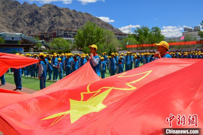 圖為拉薩市堆龍德慶區(qū)堆龍姜昆黃小勇希望小學(xué)學(xué)生在操場入隊儀式?！∝暩聛硭?攝