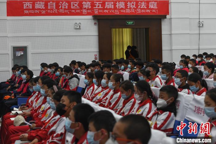 圖為西藏自治區(qū)第五屆模擬法庭現(xiàn)場?！∝暩聛硭?攝