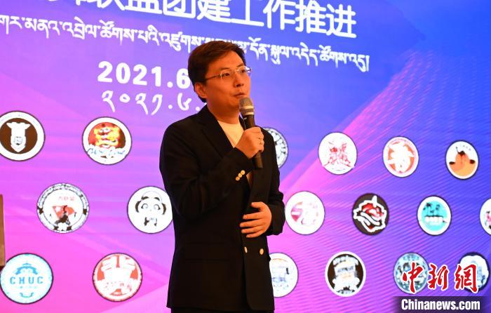 圖為中國舞蹈家協(xié)會(huì)街舞委員會(huì)常務(wù)副主任、秘書長夏銳致辭?！≮w朗 攝