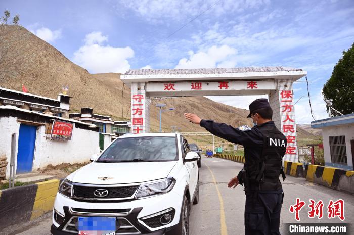 圖為移民管理警察示意司機(jī)停車接受檢查?！≮w朗 攝
