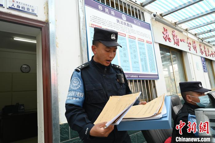 圖為洛桑朗嘎向記者展示卷宗?！≮w朗 攝
