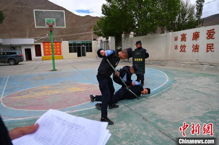 圖為移民管理警察進(jìn)行警務(wù)技能考核。　趙朗 攝