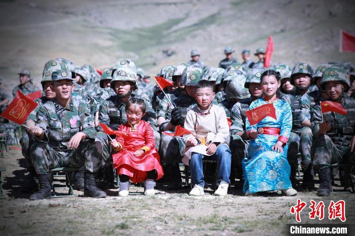 圖為駐地小朋友參加此次活動。　 普布扎西 攝