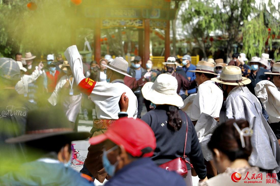 拉薩市民在宗角祿康公園跳鍋莊舞。人民網(wǎng) 次仁羅布攝