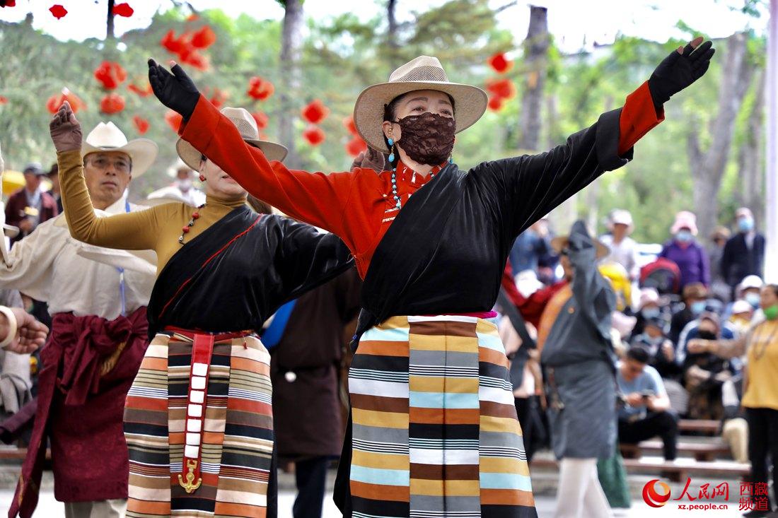 拉薩市民在宗角祿康公園跳鍋莊舞。人民網(wǎng) 次仁羅布攝