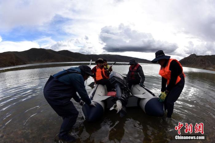 圖為科考隊(duì)員準(zhǔn)備乘快艇前往浪錯(cuò)湖中心開(kāi)展科考作業(yè)。 <a target='_blank' ><p  align=