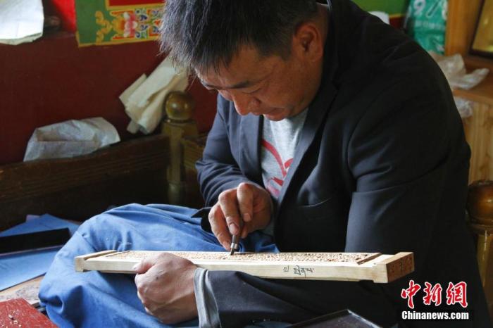 圖為7月14日，普松雕刻技藝傳承人嘎瑪曲扎正在家中進(jìn)行創(chuàng)作。 <a target='_blank' ><p  align=