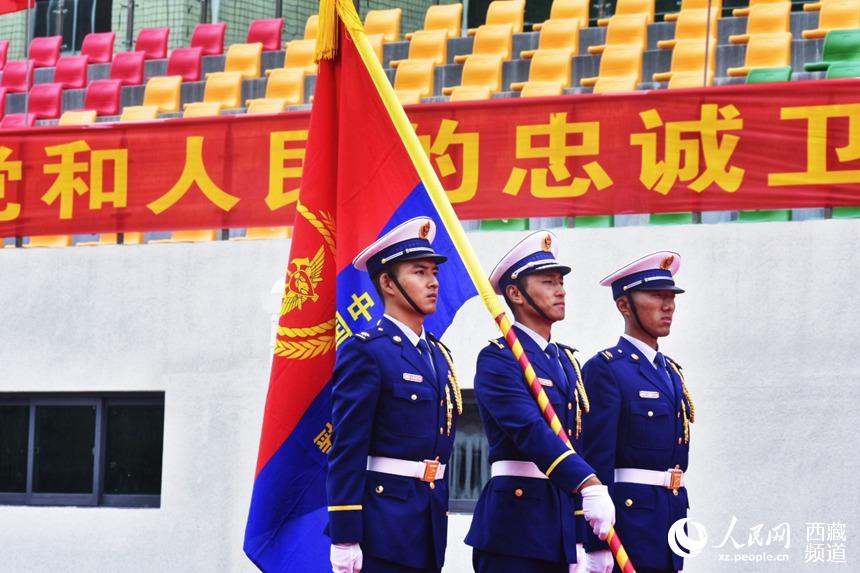 迎國(guó)家綜合性消防救援隊(duì)伍隊(duì)旗。人民網(wǎng) 李海霞 攝