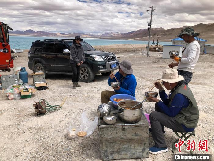 在“世界屋脊”上作業(yè)，中國科考隊員衣、食、住、行有何特色？