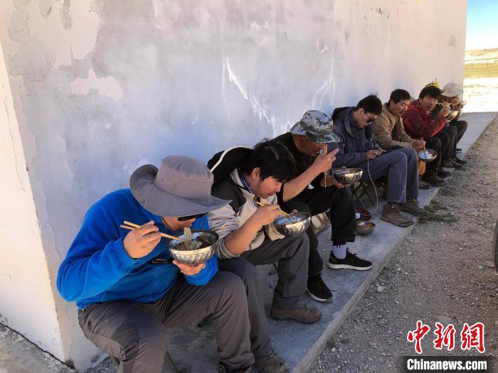 科考隊員在高原湖泊岸邊進餐?！?lt;a target='_blank' ><p  align=