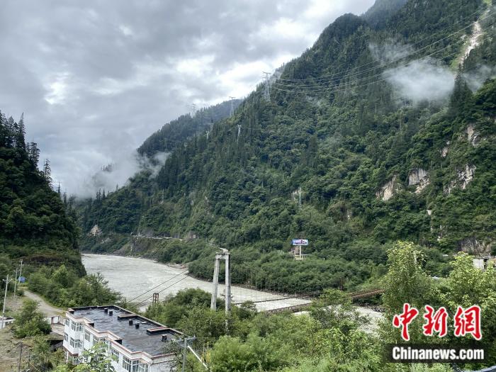 險山急流中的兩座橋。彭寧鈴 攝