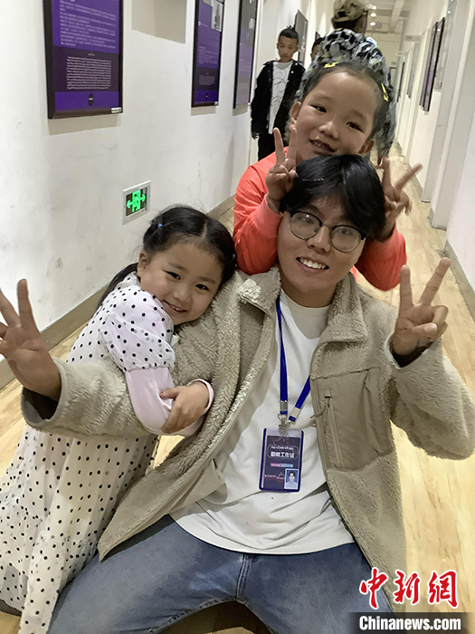 “Z世代”旦真旺加認(rèn)為，拉薩是一座開放與包容的城市，記憶中的拉薩是彩色的。2021年，旦真旺加從浙江大學(xué)漢語言文學(xué)專業(yè)畢業(yè)后，他選擇回到拉薩，成為一名漢語文實(shí)習(xí)助教。圖為8月4日，旦真旺加在課間陪學(xué)生玩耍。 <a target='_blank' ><p  align=