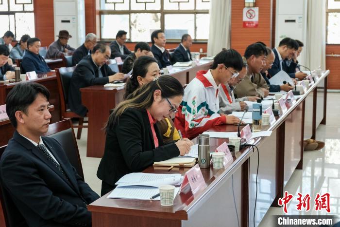 圖為8月10日座談會(huì)現(xiàn)場(chǎng)，左一為歸國(guó)定居藏胞晉美次旦?！〗w波 攝