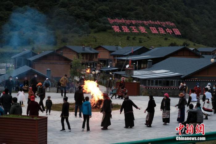 圖為8月5日，玉麥鄉(xiāng)民眾在鄉(xiāng)里跳鍋莊舞，從前的“三人鄉(xiāng)”熱鬧起來了。 <a target='_blank' ></p><p  align=