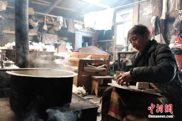 圖為8月6日，60歲的卓嘎在玉麥鄉(xiāng)牧場(chǎng)放牧點(diǎn)制作奶渣。 <a target='_blank' ></p><p  align=