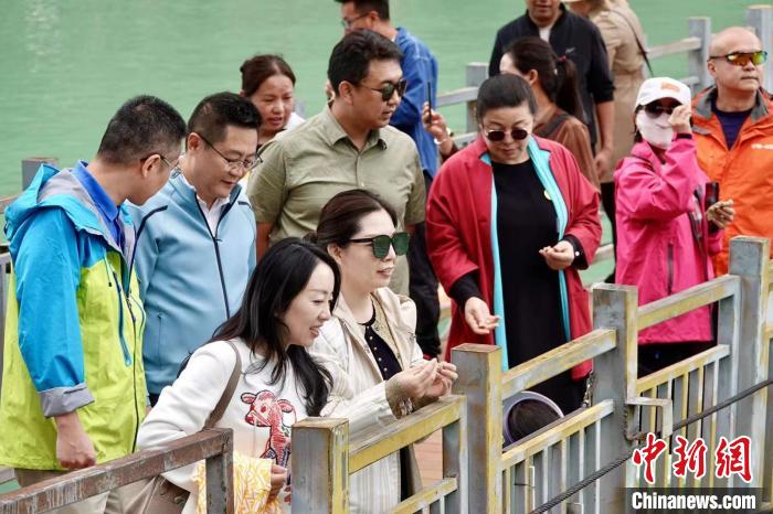 全國新的社會階層人士服務(wù)團(tuán)考察林芝巴河鎮(zhèn)生態(tài)保護(hù)項目。　尼瑪?shù)┰龉﹫D