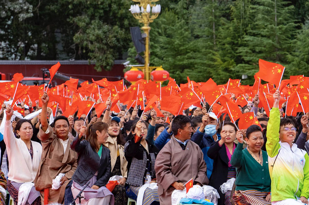 8月19日10時(shí)，慶祝西藏和平解放70周年大會(huì)在拉薩市布達(dá)拉宮廣場(chǎng)隆重舉行。徐馭堯 攝