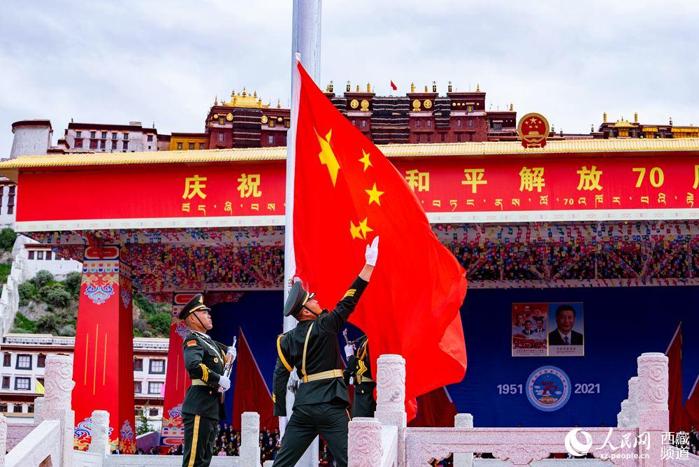 8月19日10時(shí)，慶祝西藏和平解放70周年大會(huì)在拉薩市布達(dá)拉宮廣場(chǎng)隆重舉行。這是大會(huì)舉行升旗儀式。徐馭堯 攝
