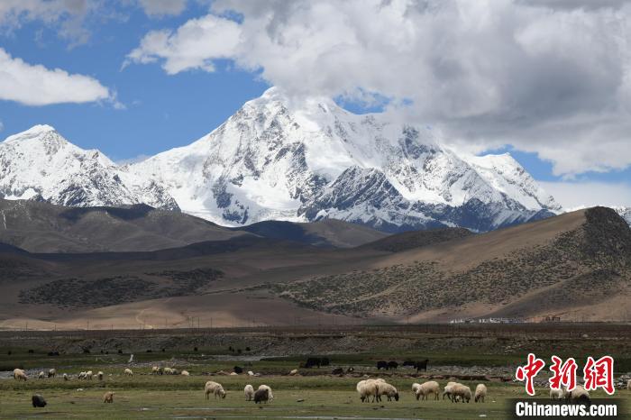資料圖為拉薩市尼木縣境內(nèi)的瓊姆崗嘎雪山?！∝暩聛?lái)松 攝