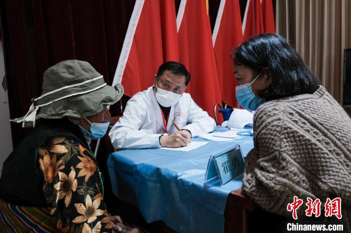 北京大學(xué)第一醫(yī)院教授、主任醫(yī)師霍勇在義診現(xiàn)場接診?！〗w波 攝