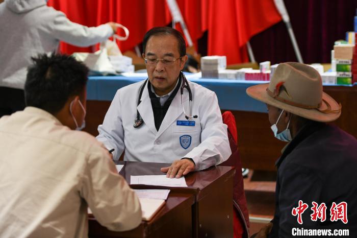北京大學(xué)人民醫(yī)院心臟中心副主任、博士生導(dǎo)師王偉民為農(nóng)牧民問診?！〗w波 攝