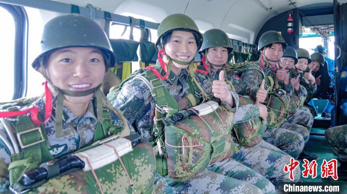 圖為女兵們?cè)谥鄙龣C(jī)上準(zhǔn)備跳傘?！⊥跏鰱| 攝