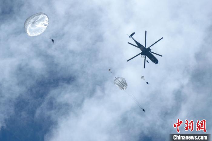 圖為傘降女兵在空中開(kāi)傘?！⊥跏鰱| 攝