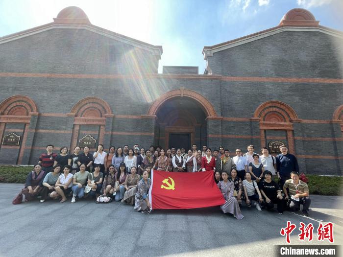 參觀中共一大、二大會址，學(xué)員們回顧了中國共產(chǎn)黨百年大黨的革命歷程?！∪A東師大供圖