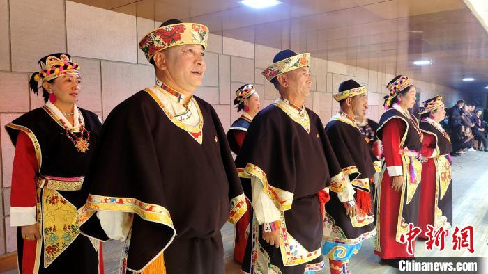圖為西藏老年舞蹈隊(duì)在后臺(tái)準(zhǔn)備上場?！∝暽＠?攝