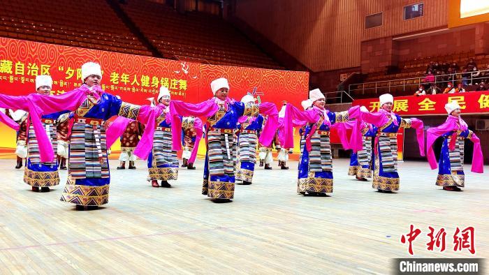 圖為西藏老年舞蹈隊(duì)伍齊跳傳統(tǒng)鍋莊舞?！∝暽＠?攝