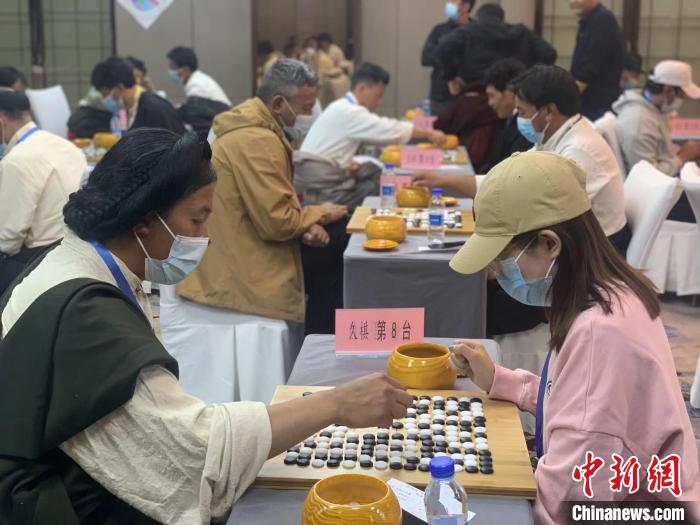 圖為參賽選手正在進(jìn)行藏棋對(duì)弈?！≈x牧 攝