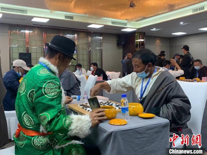 圖為參賽選手正在進(jìn)行藏棋對(duì)弈?！≈x牧 攝