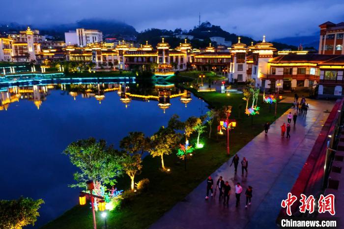 圖為2021年5月18日，西藏自治區(qū)墨脫縣城入夜，昔日的“高原孤島”如今面貌一新?！〗w波 攝
