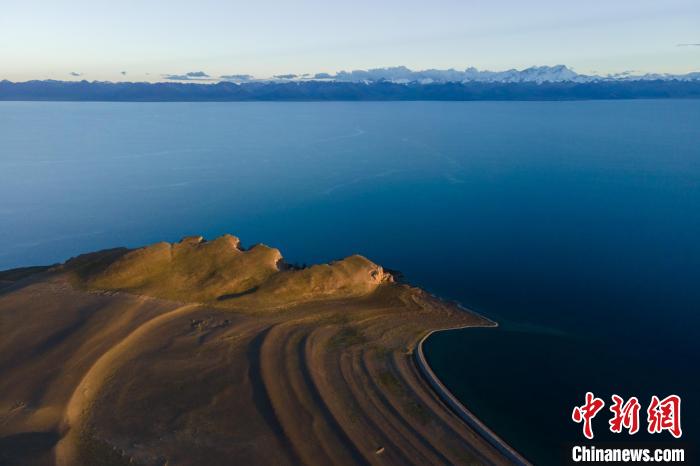 圖為著名的西藏“天湖”納木錯風光，遠處為念青唐古拉雪山?！〗w波 攝