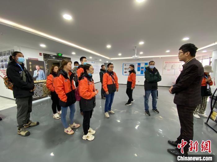 圖為2021瀾湄萬里行中外媒體在昌都新區(qū)采訪?！±罱瓕?攝