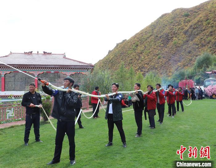 圖為護(hù)林員體驗(yàn)架設(shè)水泵?！〔际猩窒乐ш?duì) 供圖