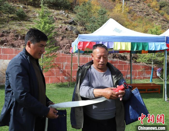 圖為護(hù)林員操作體驗(yàn)滅火裝備?！〔际猩窒乐ш?duì) 供圖