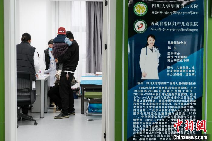 圖為四川大學(xué)華西第二醫(yī)院專家接診?！〗w波 攝